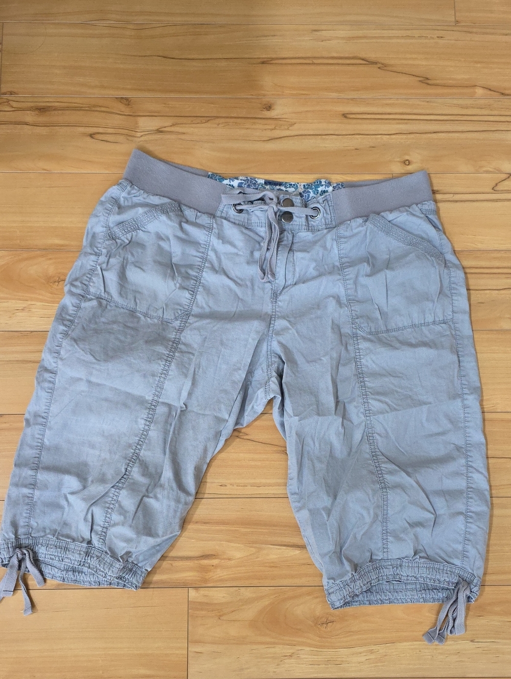 ONE 5 ONE Light Gray Capris Size XL